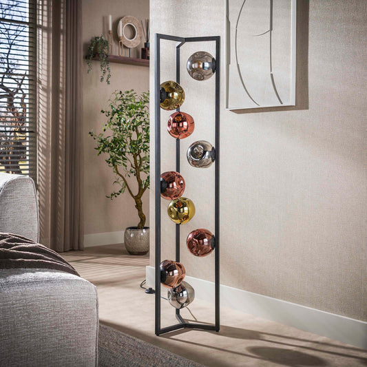 Moderne Stehlampe Stellar 9L von lefurn.de mit eleganter Design und warmem Licht, sichtbar in der Abbildung.