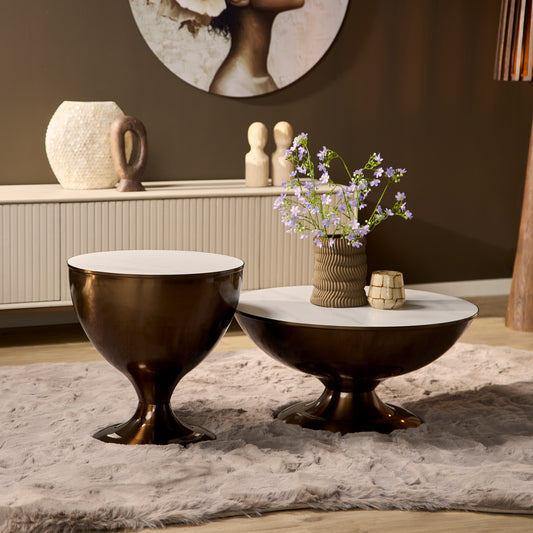 Moderner Couchtisch Set Ava von lefurn.de mit zwei schwarzen Tischen aus Holz und Metallrahmen, stilvoll im Wohnzimmer platziert.