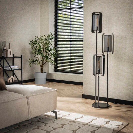 Moderne Mesh-Stehlampe von lefurn.de mit schwarzem Metallgestell und Lampenschirm aus Mesh-Gewebe, ideal für das Wohnzimmer.