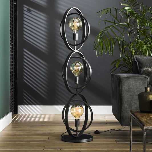 Moderne Stehlampe Turn 3L von lefurn.de mit schlankem Design und stabilem Ständer, ideal für Wohnzimmer und Bürobeleuchtung.