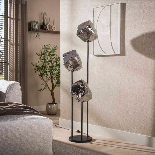 Moderne Stehlampe Rock von lefurn.de mit eleganter, gebogener Metallbasis und schlichter Lampenschirm in einem stilvollen Raum.