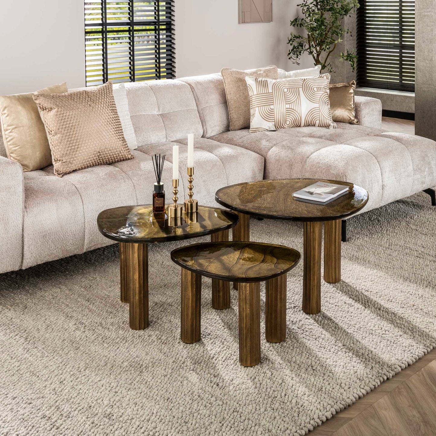 Moderner Couchtisch Eclipse 1 S von lefurn.de mit schwarzer Holzoberfläche und eleganter minimalistischer Gestaltung.