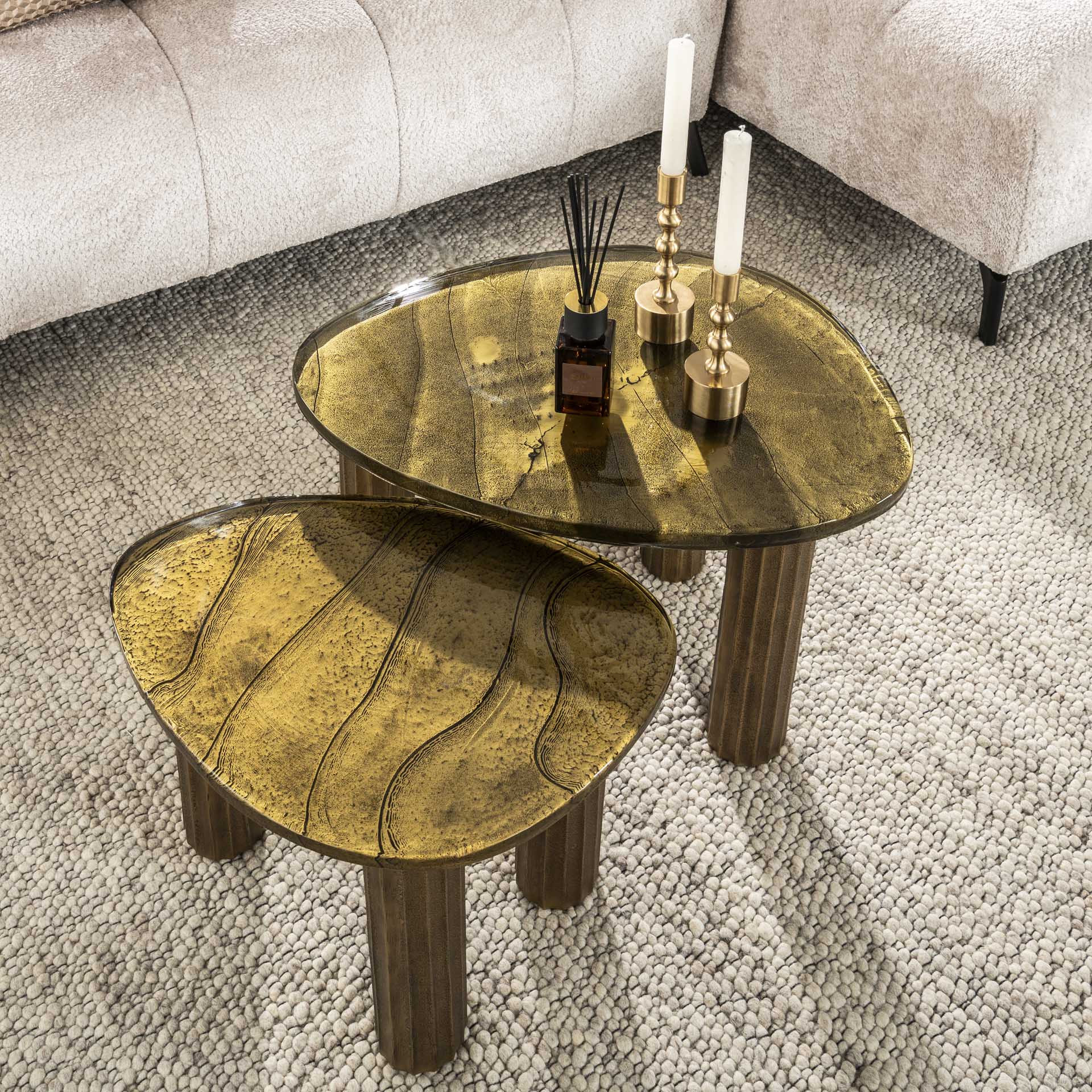 Moderner Couchtisch Eclipse 1 S aus Holz mit klaren Linien, designed von lefurn.de, auf hellem Wohnzimmerboden.