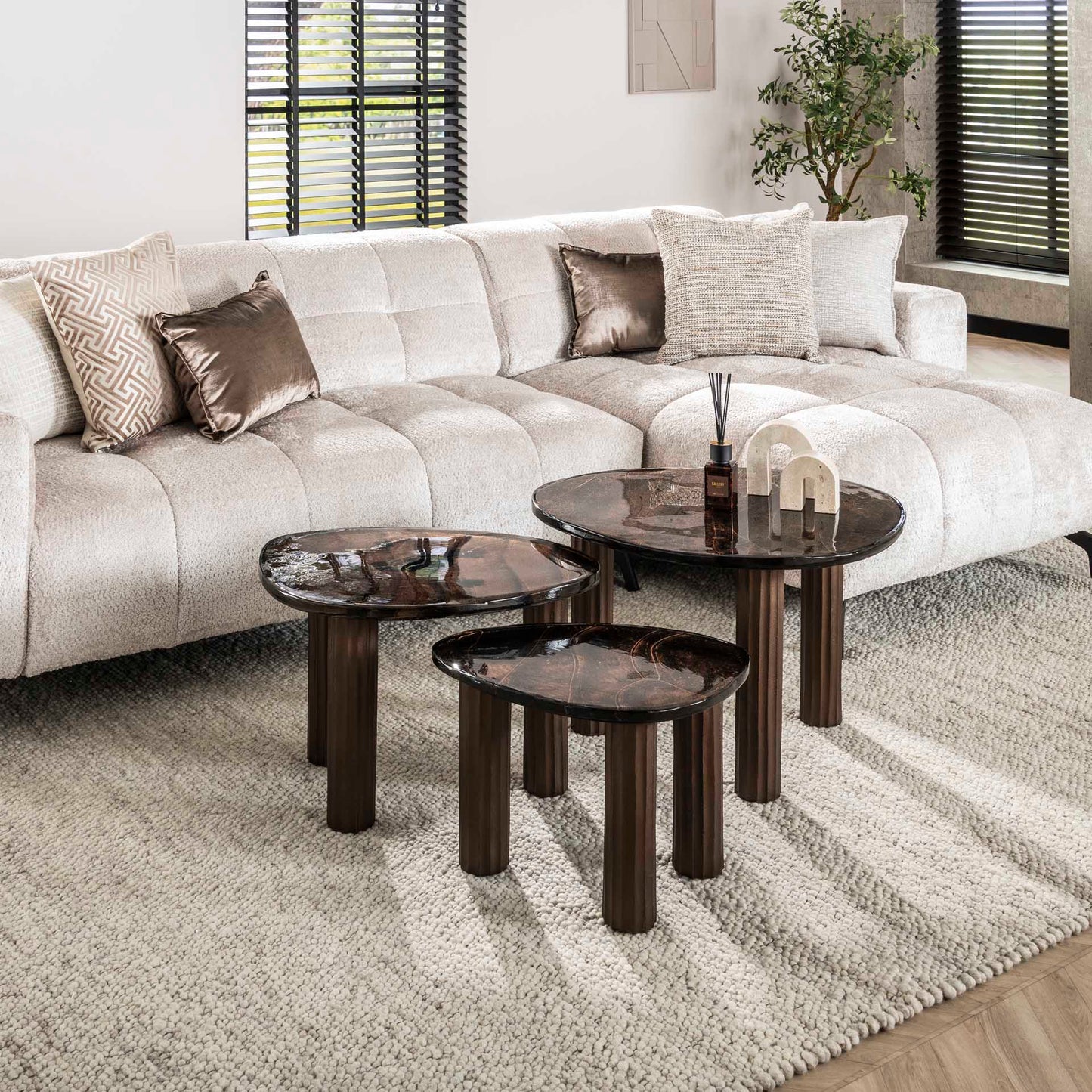 Eclipse Couchtisch von lefurn.de aus Holz mit rechteckiger Form und modernem Design, auf einem hellen Wohnzimmerboden abgebildet.