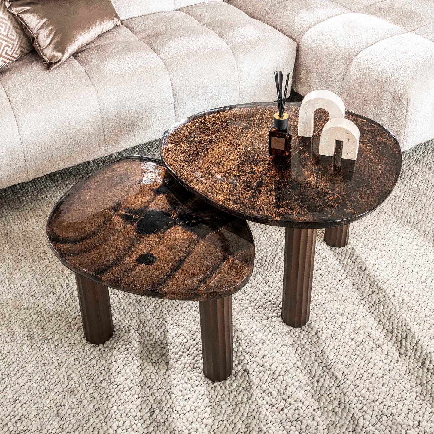 Moderner Couchtisch Eclipse 1 M aus Holz mit eleganter Oberfläche, von lefurn.de, auf einem Wohnzimmerbild zu sehen.