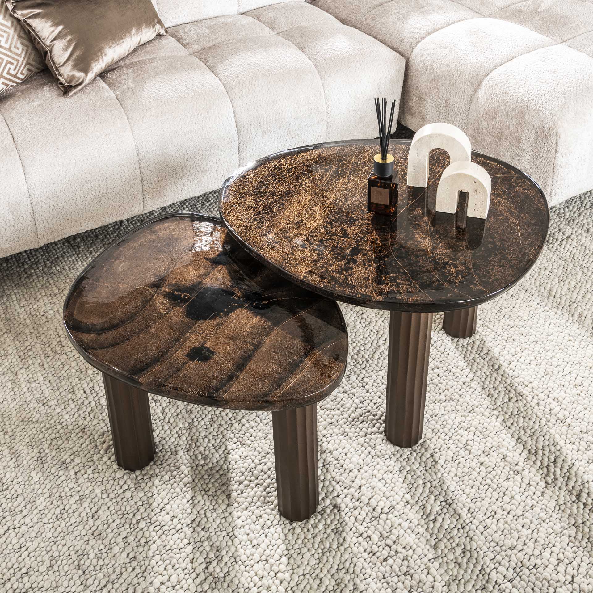 Moderner Couchtisch Eclipse 1 M aus Holz mit eleganter Oberfläche, von lefurn.de, auf einem Wohnzimmerbild zu sehen.