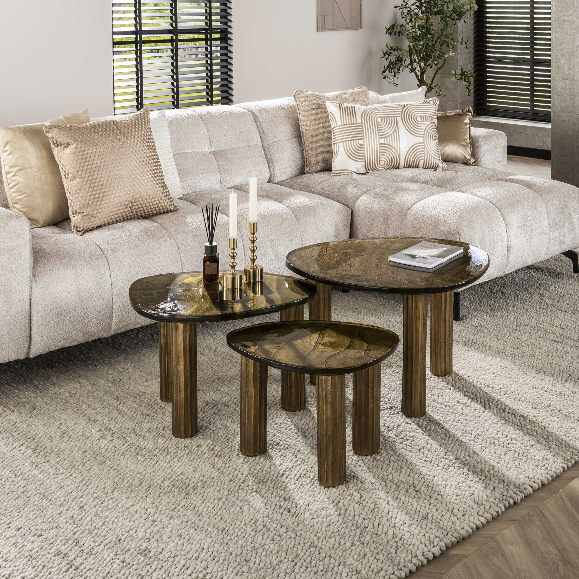 Moderner Couchtisch Eclipse 1 M aus Holz mit quadratischer Oberfläche und eleganten Beinen, von lefurn.de.