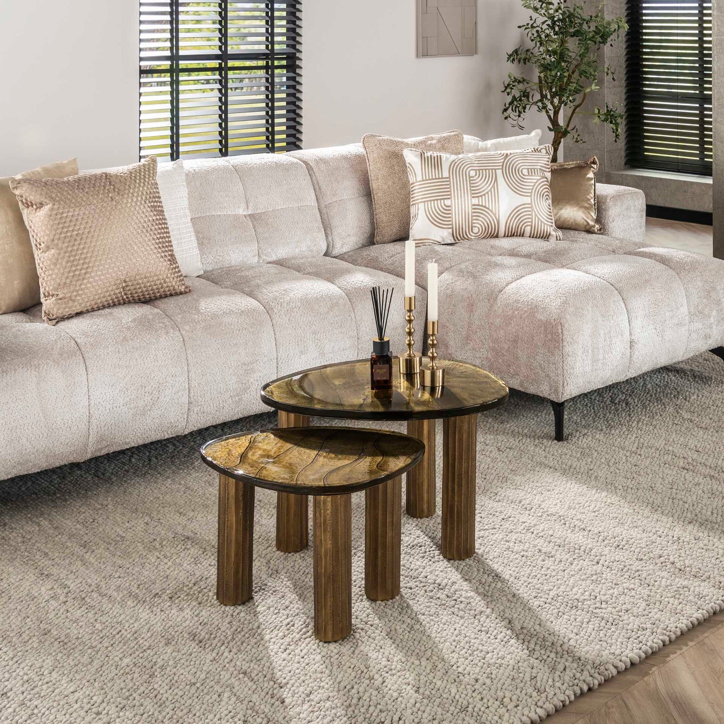 Moderner Couchtisch Eclipse 1 M von lefurn.de mit dunklem Holzdesign und quadratischer Form, Blick auf die Tischfläche.