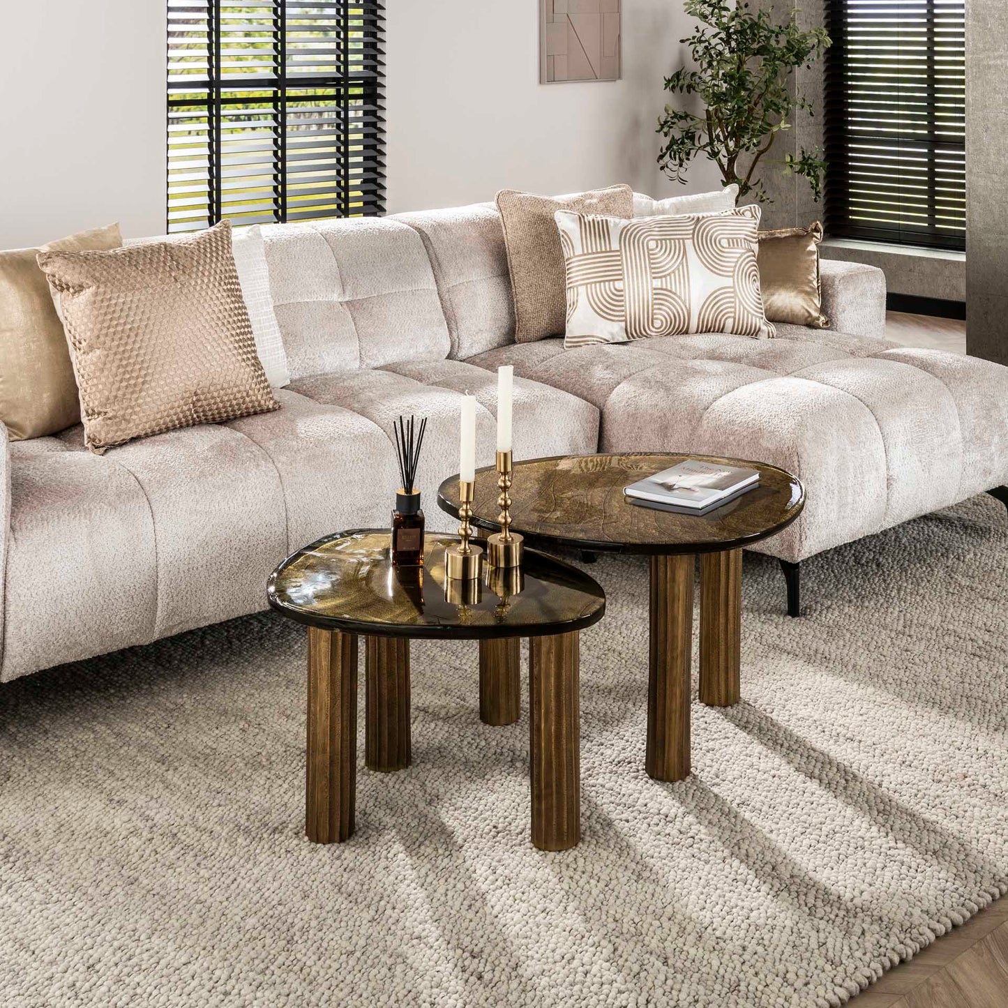 Moderner Couchtisch Eclipse 1 M aus Holz mit klaren Linien und quadratischer Form, von lefurn.de, auf einem Wohnzimmerboden.
