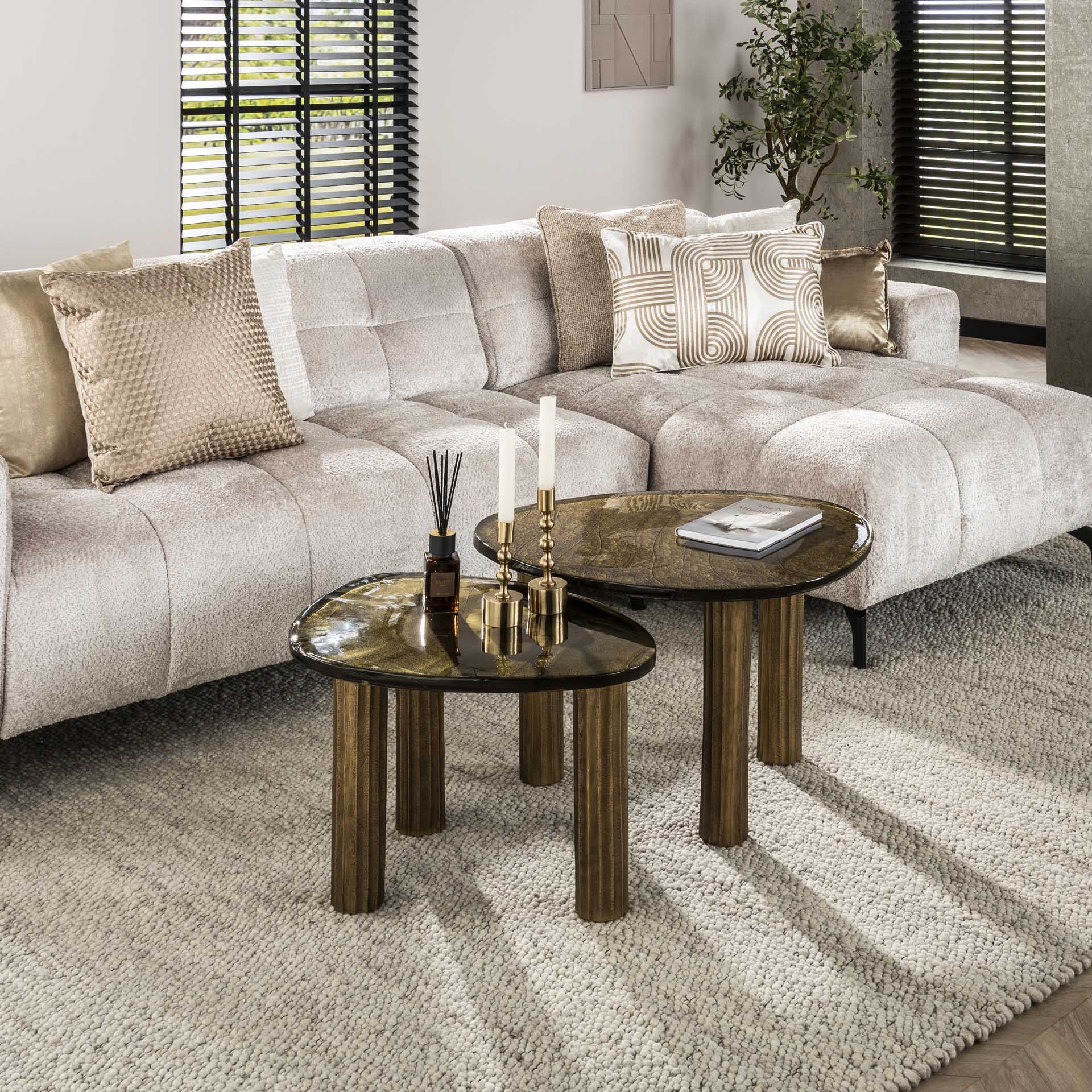 Moderner Couchtisch Eclipse 1 M aus Holz mit klaren Linien und quadratischer Form, von lefurn.de, auf einem Wohnzimmerboden.
