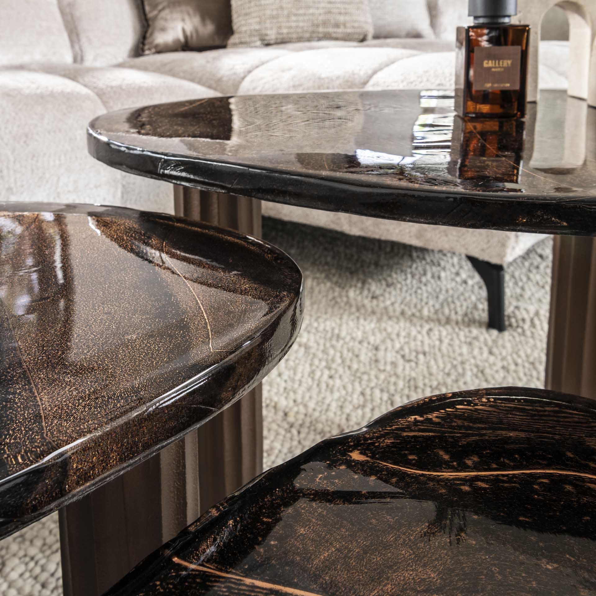 Moderner Couchtisch Eclipse 1 L von lefurn.de mit schwarzer Glasoberfläche und eleganter Holzstruktur.