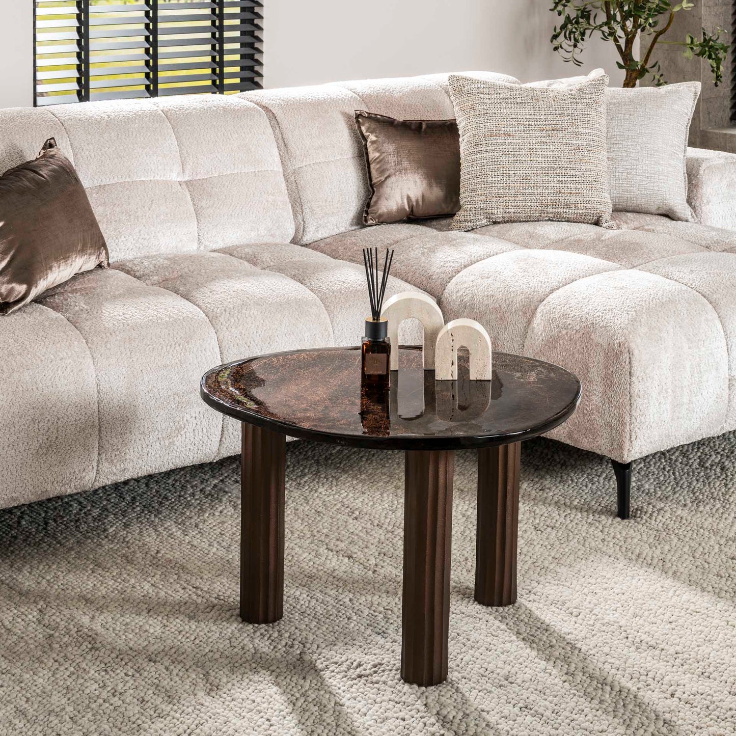 Moderner Couchtisch Eclipse 1 L aus Holz mit schwarzer Oberfläche, von lefurn.de, auf einem Wohnzimmerboden stehend
