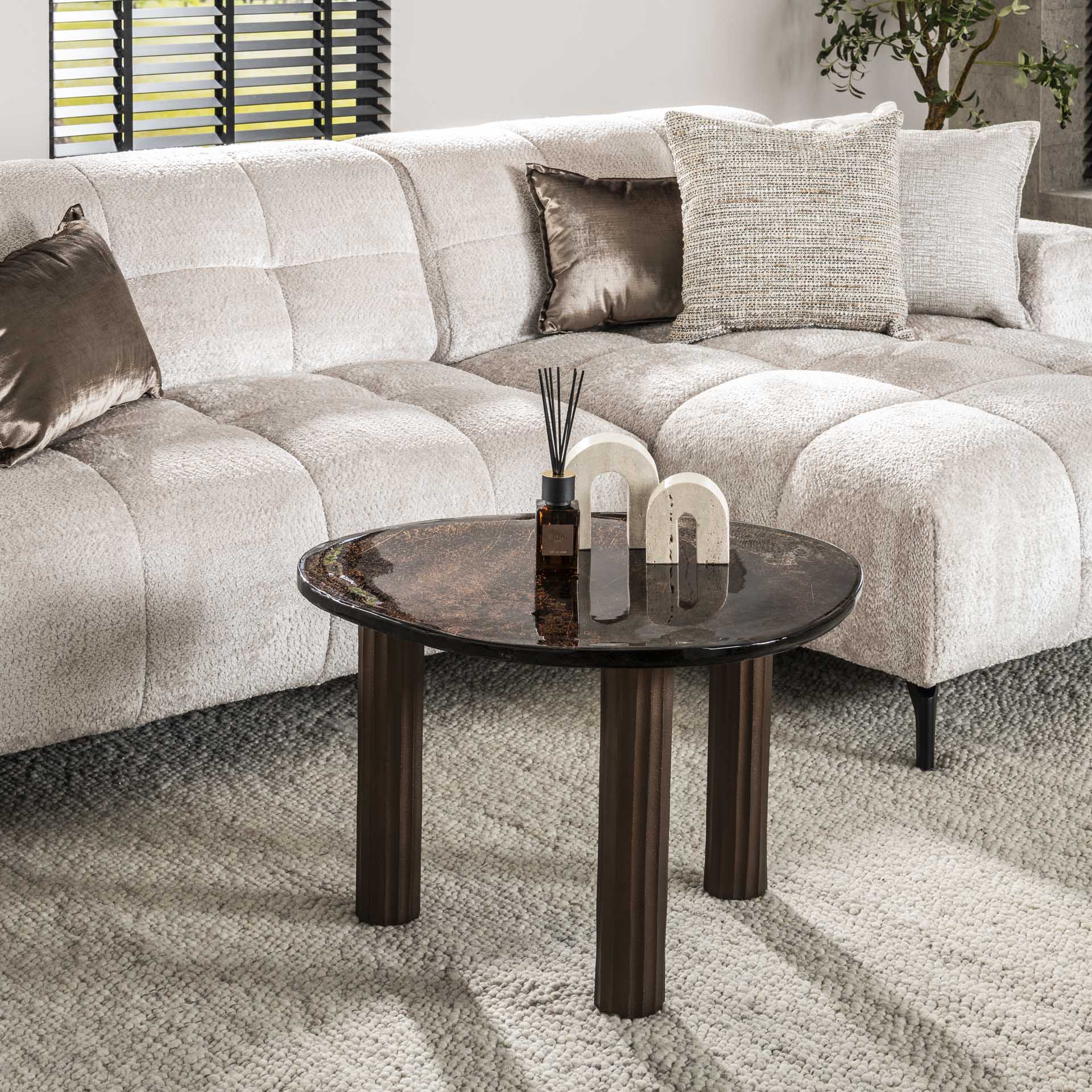 Moderner Couchtisch Eclipse 1 L aus Holz mit schwarzer Oberfläche, von lefurn.de, auf einem Wohnzimmerboden stehend