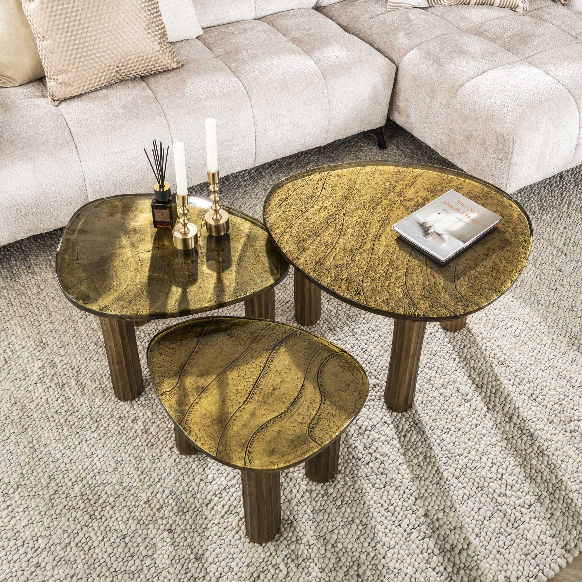 Moderner Couchtisch Eclipse 1 L von lefurn.de mit schwarzer Holzoberfläche und eleganter Gestaltung, Blick auf die Tischplatte.