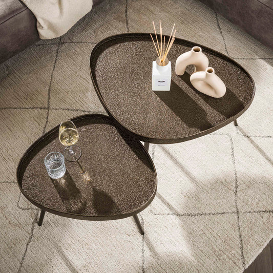 Elegantes Couchtisch-Set Contour Triangle aus Holz in modernem Design, von lefurn.de, mit dreieckigen Tischen in hellem Finish