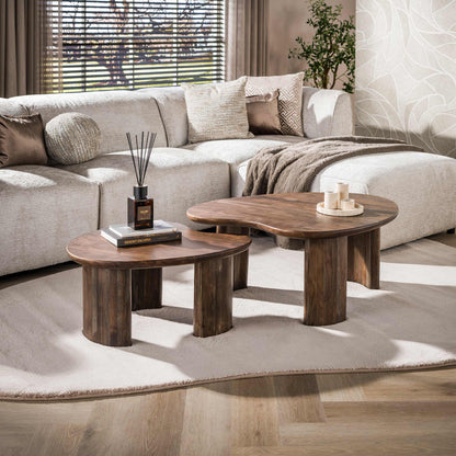 Helles Couchtisch-Set Mova mit modernem Design, bestehend aus mehreren Tischen in einem stilvollen Wohnzimmer.