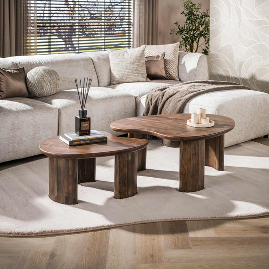 Helles Couchtisch-Set Mova mit modernem Design, bestehend aus mehreren Tischen in einem stilvollen Wohnzimmer.