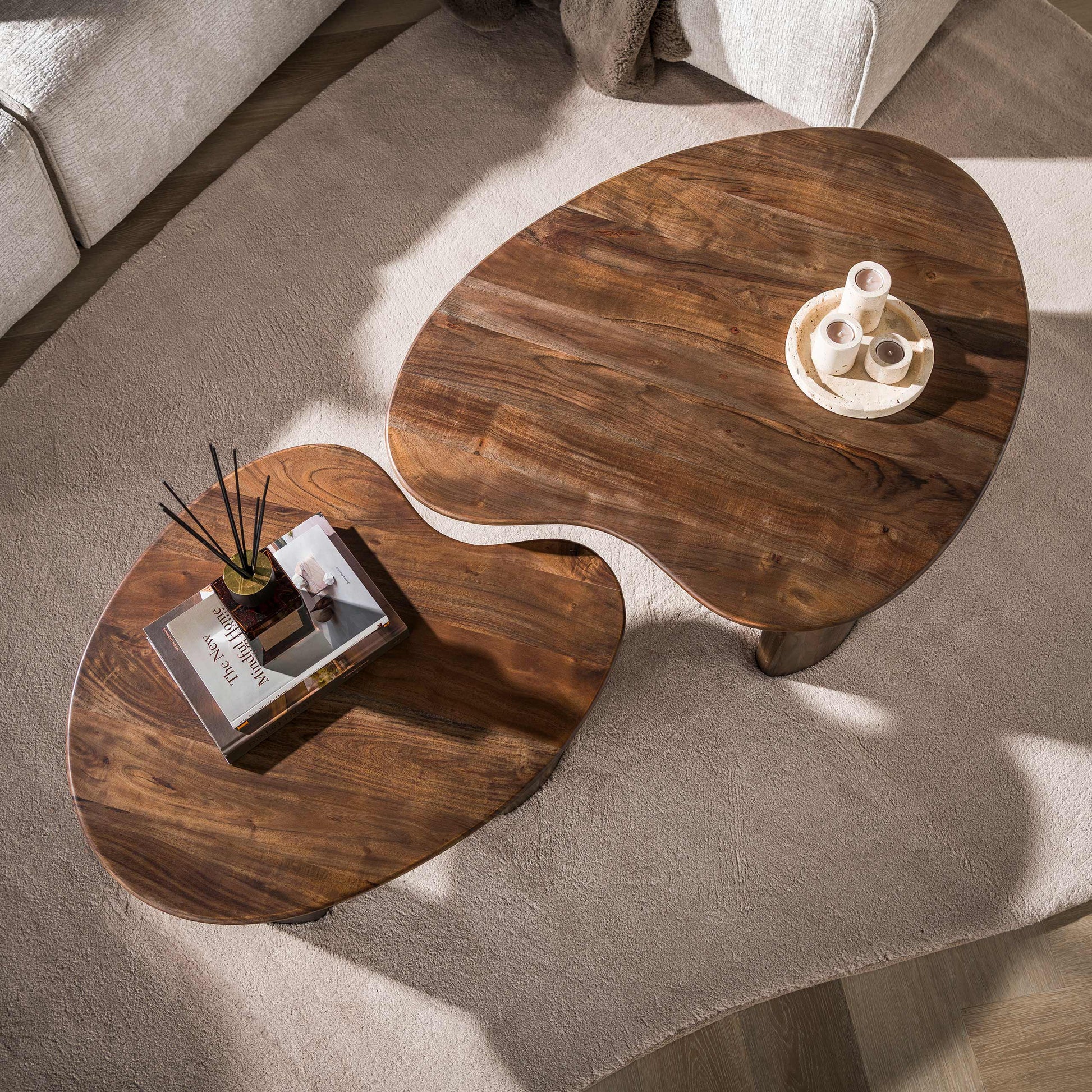Moderner Couchtisch Mova von lefurn.de mit hellem Holzdesign und quadratischer Form, perfekt für das Wohnzimmer.
