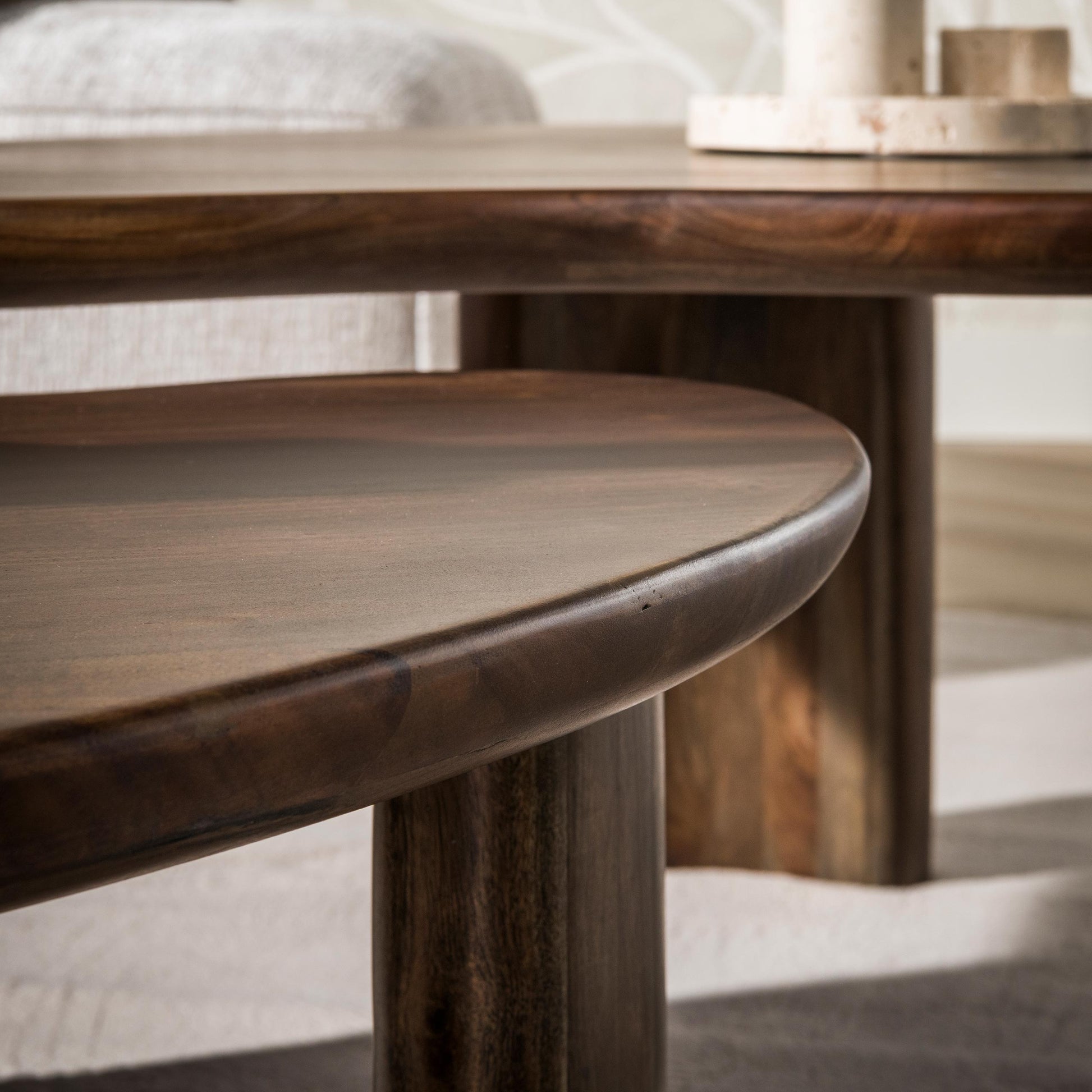 Moderner Couchtisch Mova von lefurn.de mit hellem Holzdesign und stilvoller Oberfläche, ideal für das Wohnzimmer.