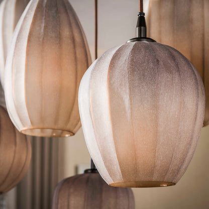 Moderne Hängelampe Altura 4+3F von lefurn.de mit weißen und schwarzen Lampenschirmen, ideal für Esszimmer und Wohnzimmer.