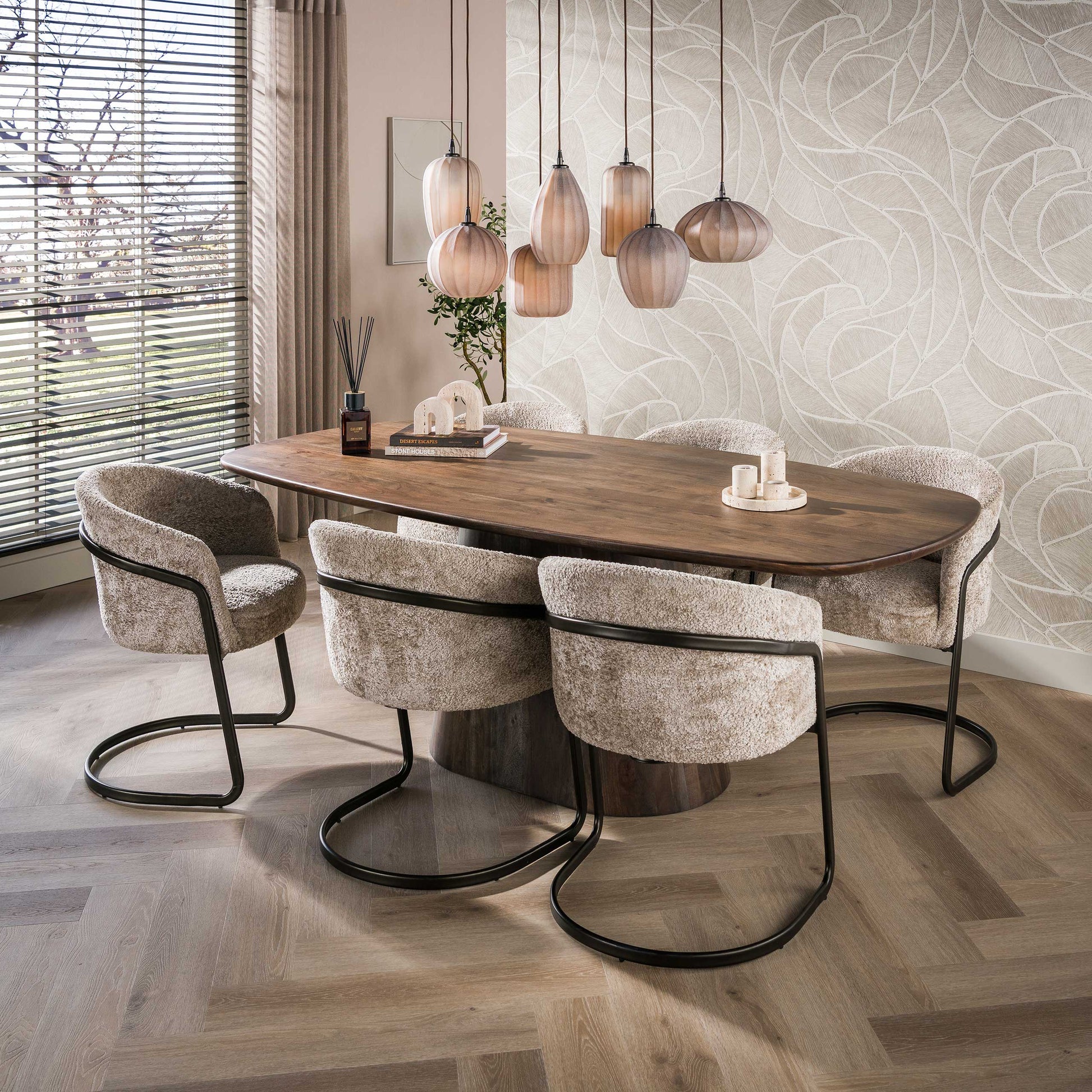 Hängelampe Altura 4+3F von lefurn.de mit modernen weißen Glaslampen und schwarzem Metallgestell, ideal für Esszimmer oder Wohnzimmer