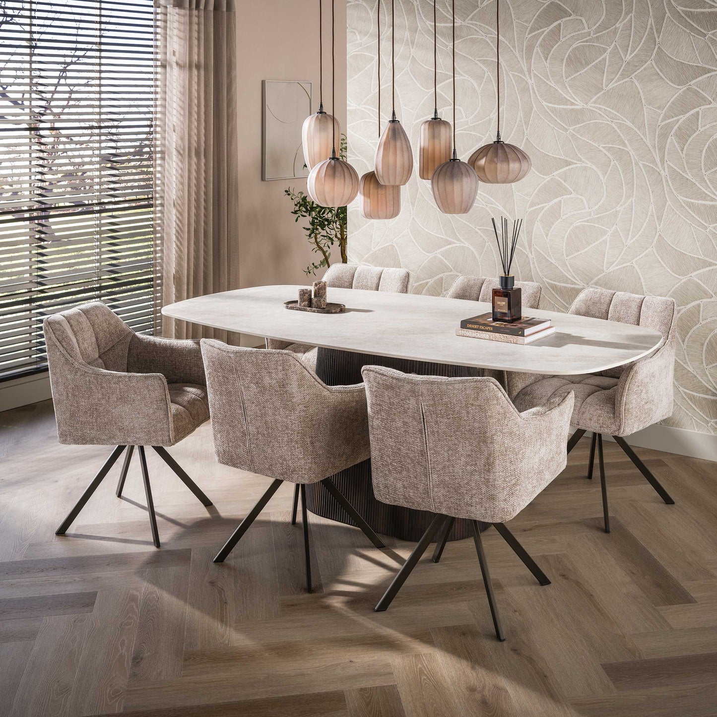 Hängelampe Altura 4+3F von lefurn.de mit modernen weißen Lampenschirmen und sichtbaren Kabeln, ideal für Esszimmer oder Wohnzimmer
