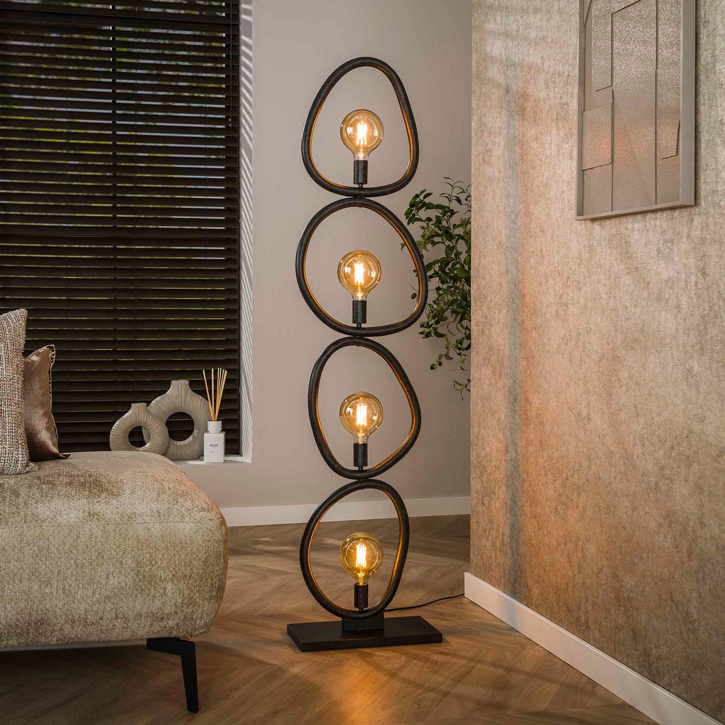 Stehlampe Pebble von lefurn.de mit eleganter, runder Lampenschirm und modernem Design, beleuchtet stilvoll einen Raum.