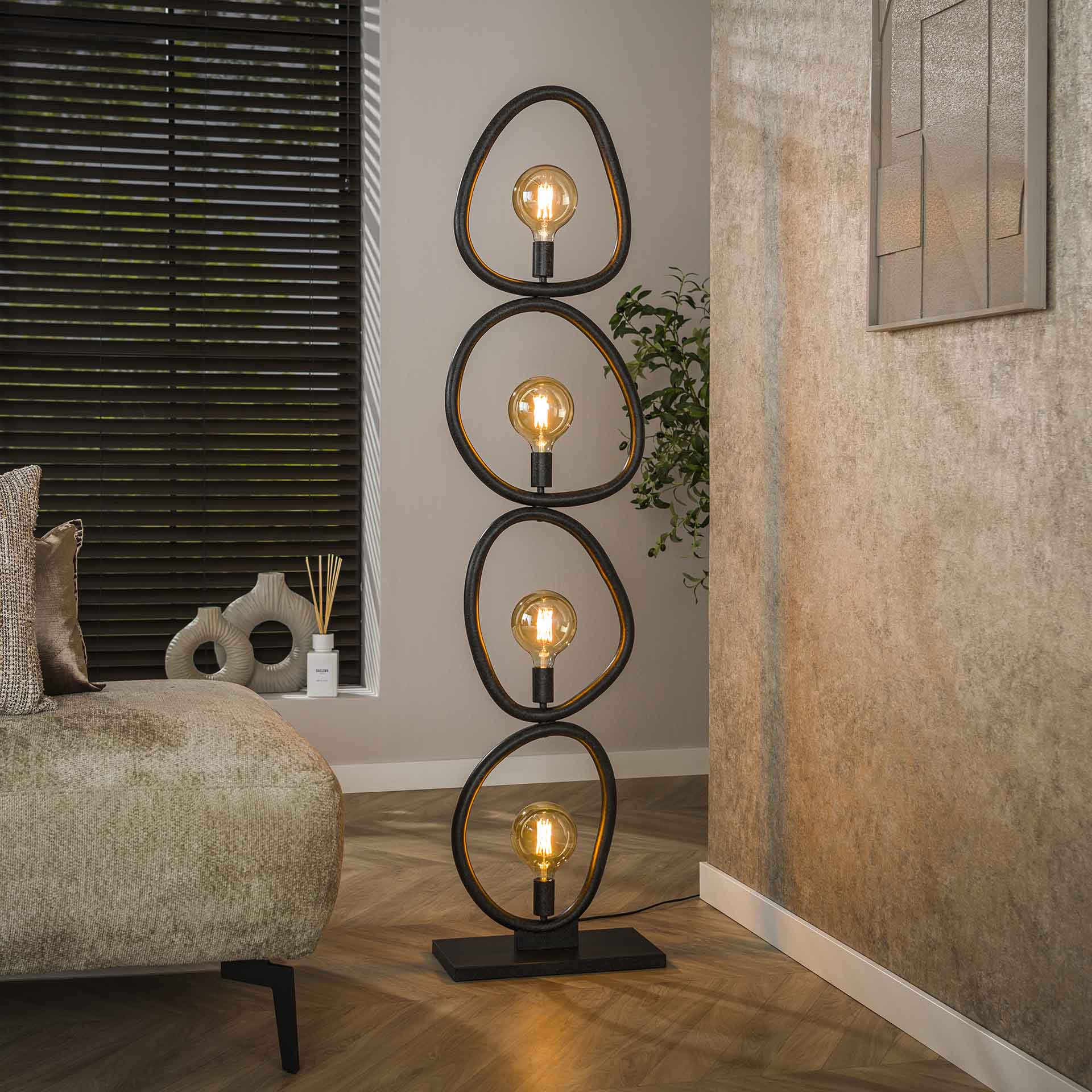 Stehlampe Pebble von lefurn.de mit eleganter, runder Lampenschirm und modernem Design, beleuchtet stilvoll einen Raum.