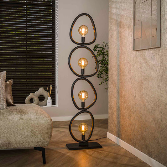 Stehlampe Pebble von lefurn.de mit eleganter, runder Lampenschirm und modernem Design, beleuchtet stilvoll einen Raum.