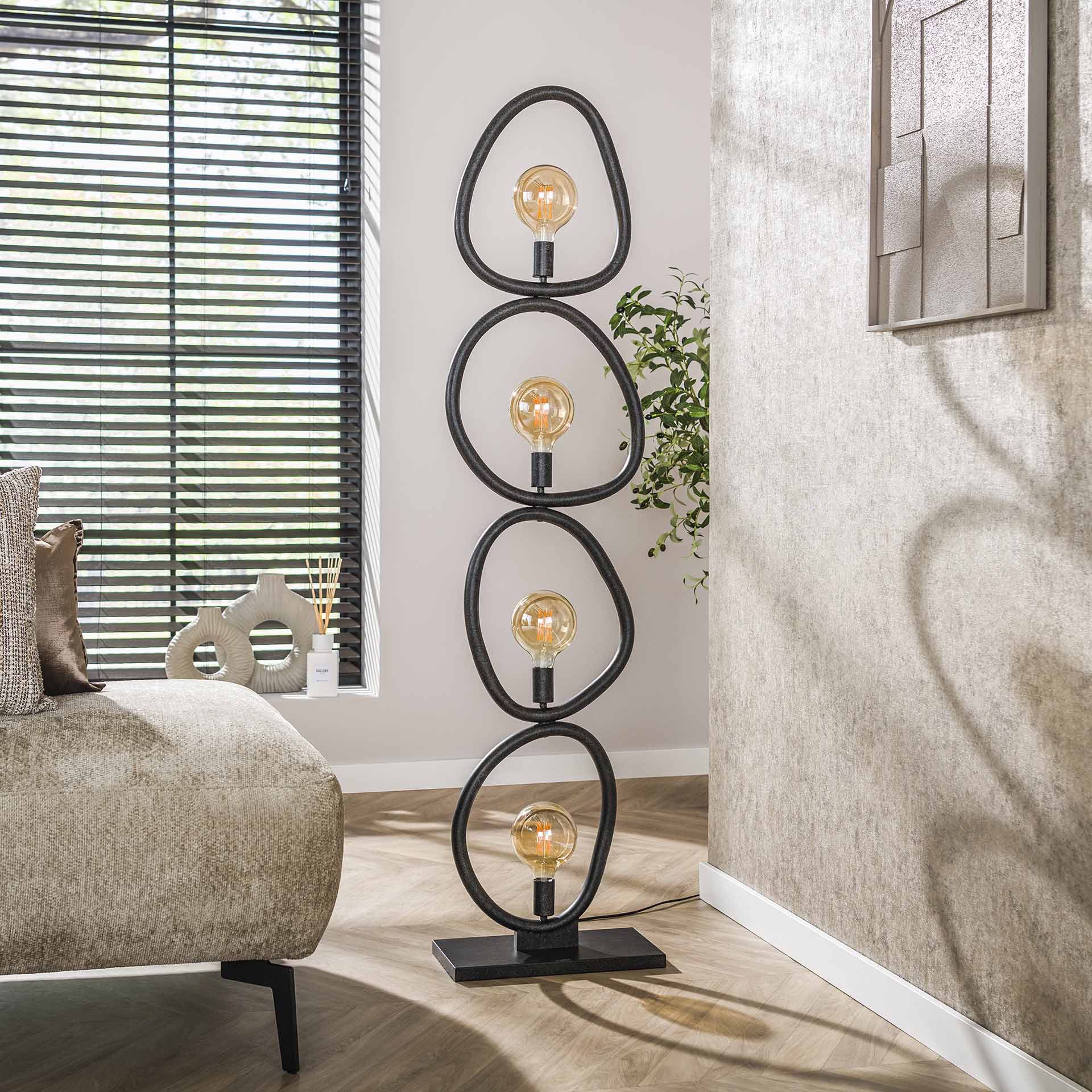 Moderne Stehlampe Pebble von lefurn.de mit eleganter, geschwungener Form und warmem Licht in einem stilvollen Raum.