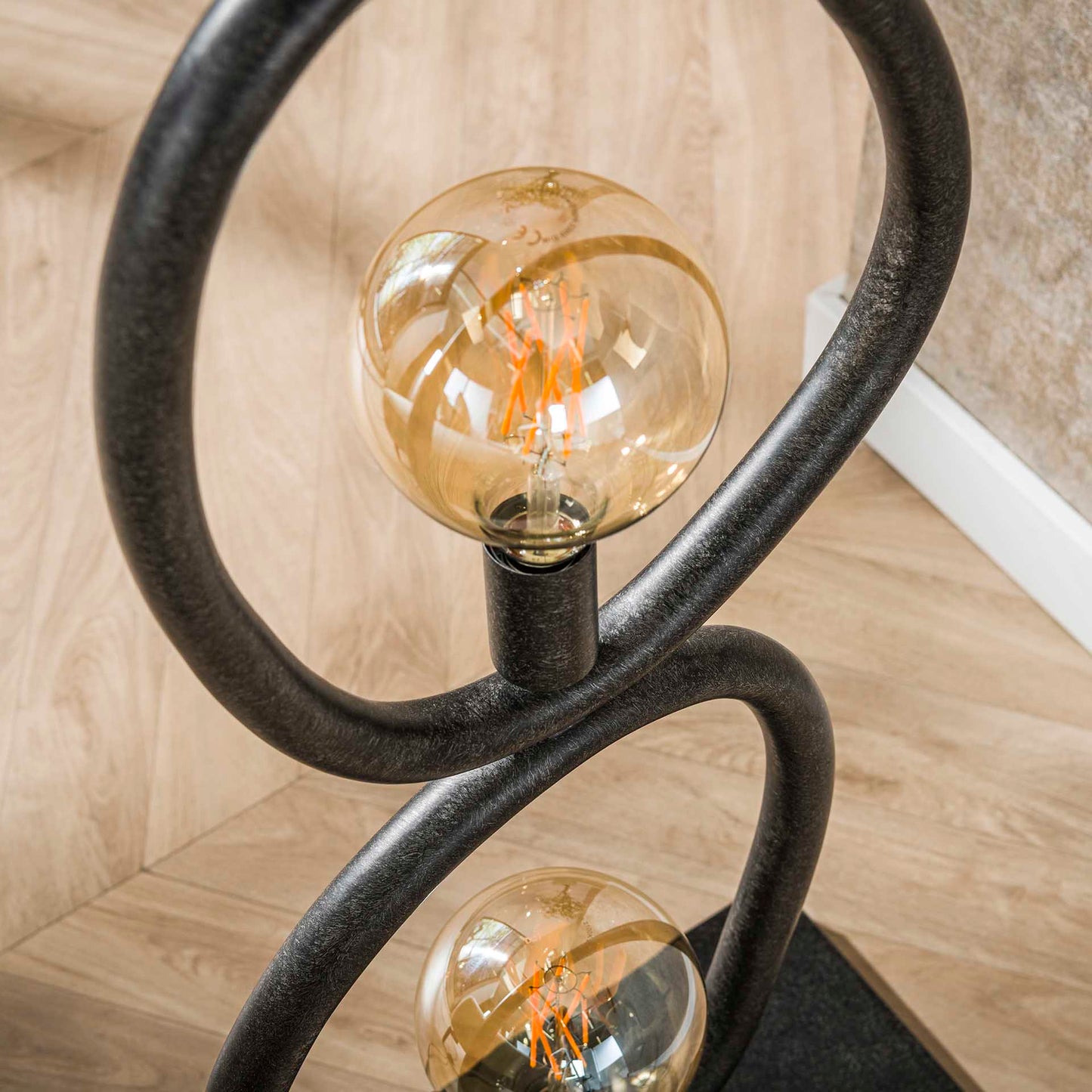 Elegante Stehlampe Pebble aus dem Hause lefurn.de mit modernem Design und warmem Licht, ideal für Wohnzimmer und Leseecken