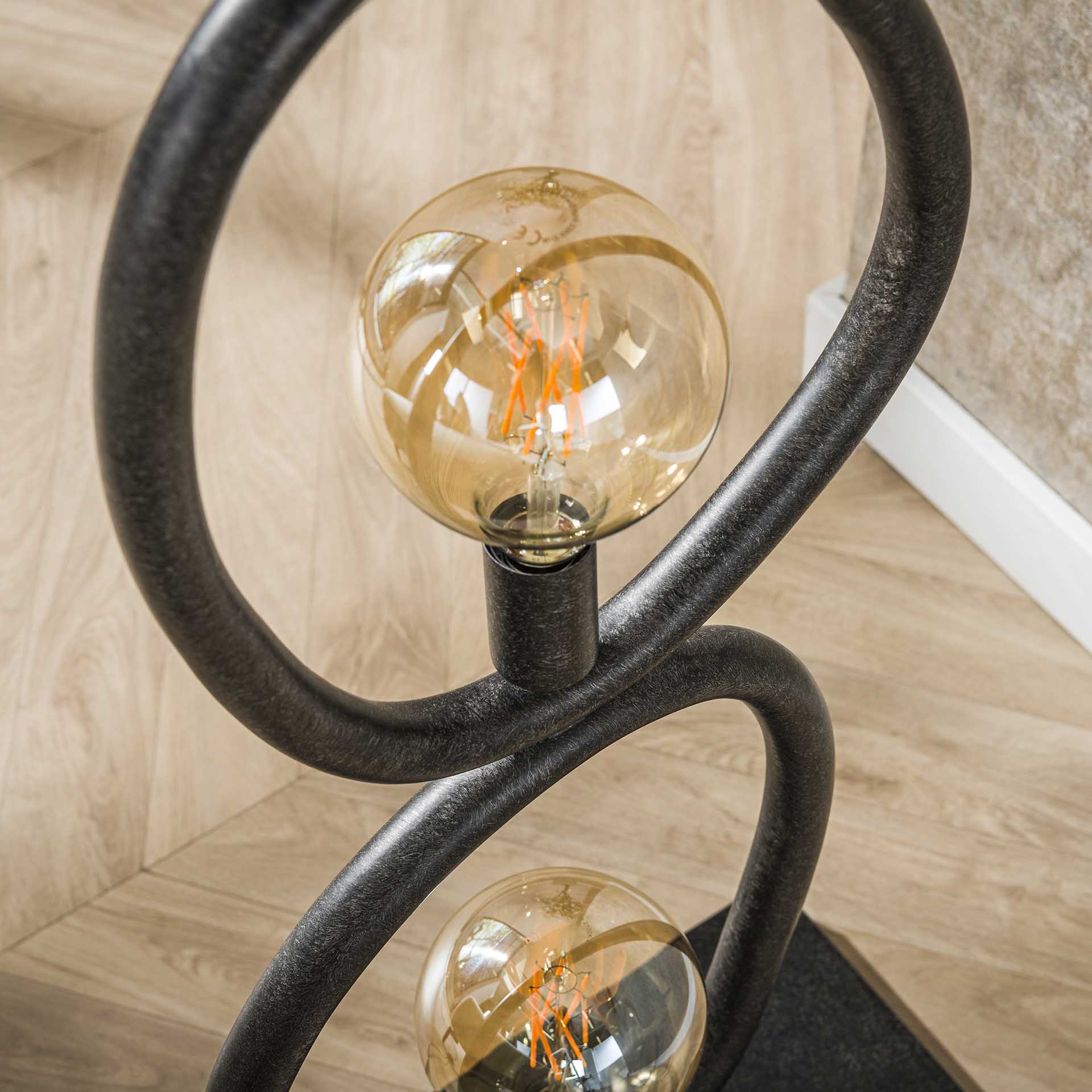 Elegante Stehlampe Pebble aus dem Hause lefurn.de mit modernem Design und warmem Licht, ideal für Wohnzimmer und Leseecken