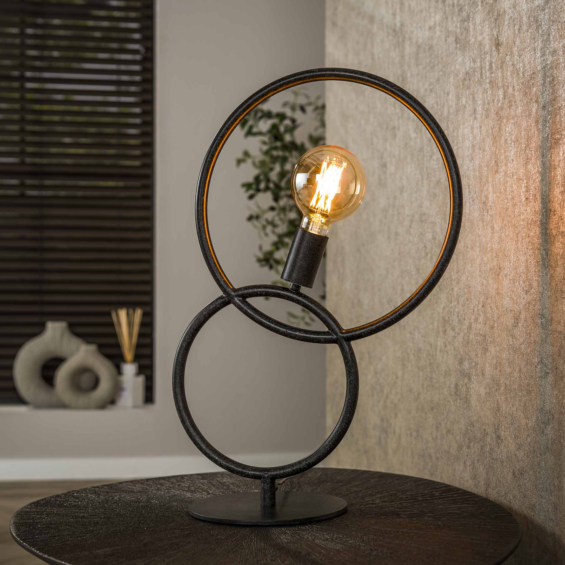 Tischlampe Loop von lefurn.de mit modernem Design, bestehend aus einem runden Lampenschirm und stabilem Sockel auf einem Tisch