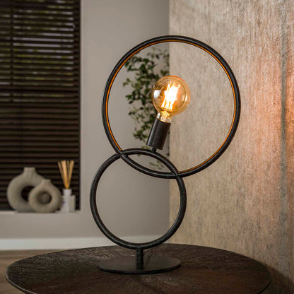 Tischlampe Loop von lefurn.de mit modernem Design, bestehend aus einem runden Lampenschirm und stabilem Sockel auf einem Tisch