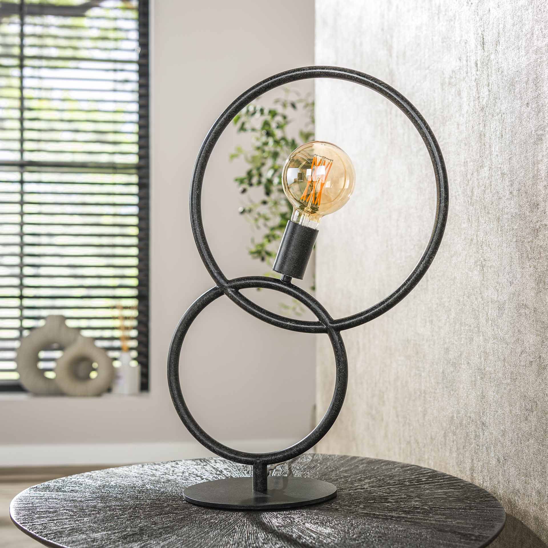 Moderne Tischlampe Loop von lefurn.de mit schwarzem Metallgestell und weißen Lampenschirm, ideal für Wohnzimmer oder Büro.