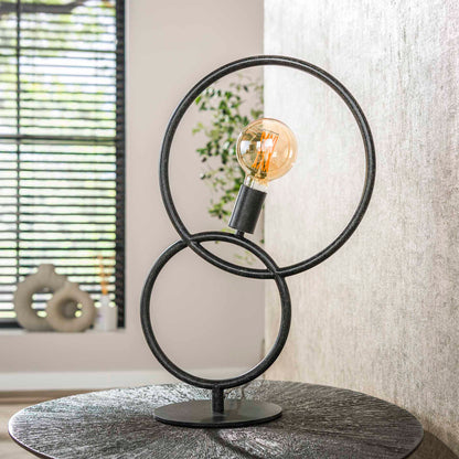 Moderne Tischlampe Loop von lefurn.de mit schwarzem Metallgestell und weißen Lampenschirm, ideal für Wohnzimmer oder Büro.