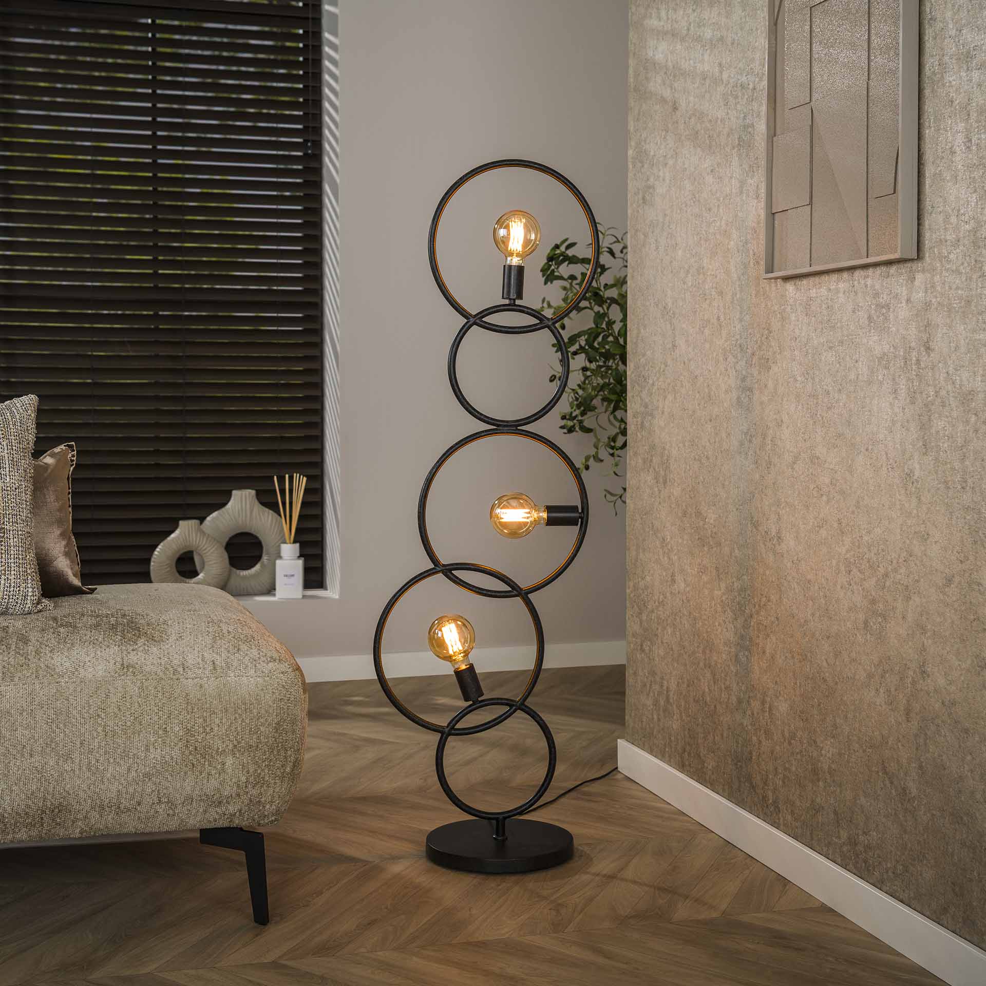Moderne Lefurn.de Stehlampe Loop mit schlichter Design, stehende Leuchte mit eleganter Form und warmem Licht in Wohnzimmer.