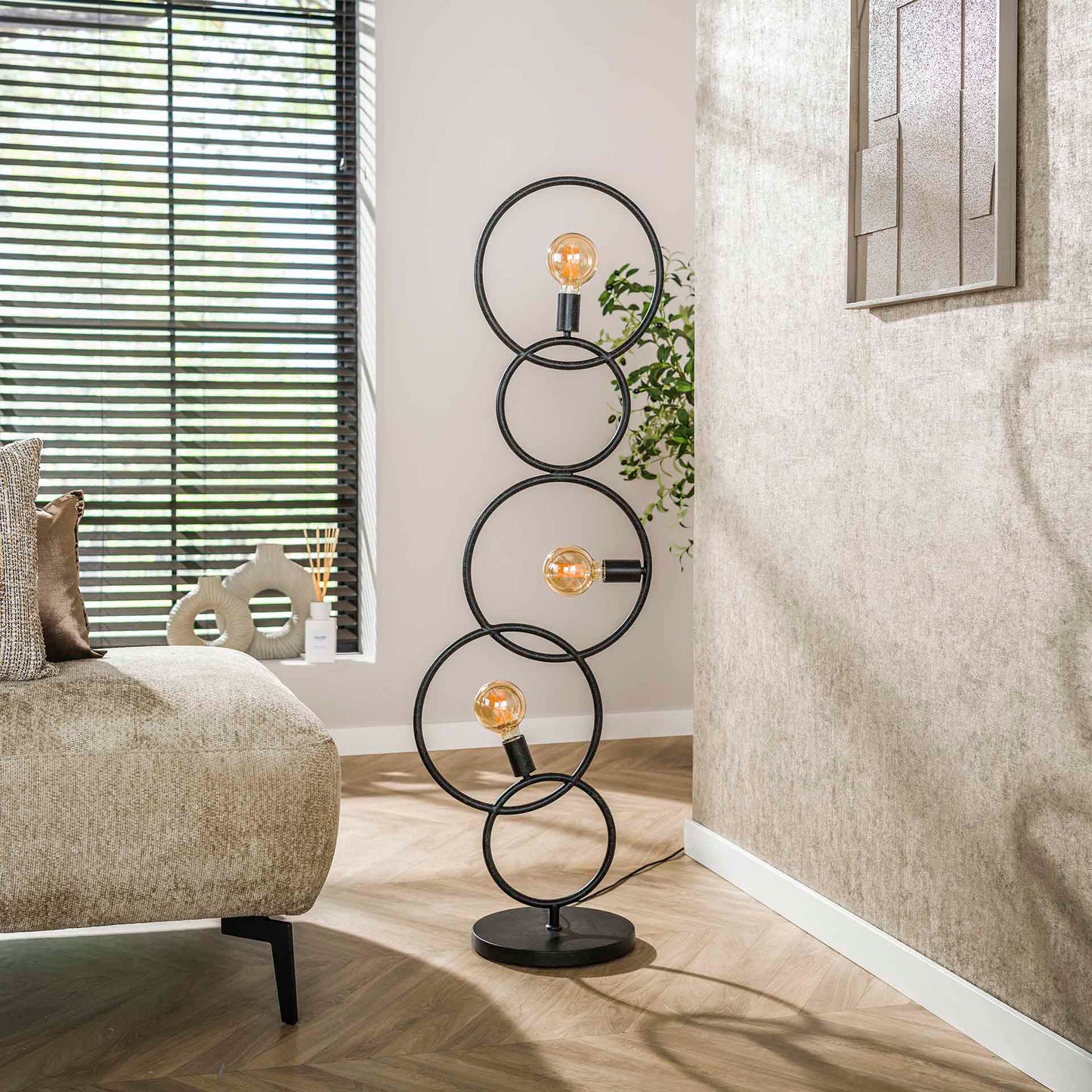 Moderne lefurn.de Stehlampe Loop mit geschwungenem Design und warmem Licht in hellem Wohnzimmer, Blick auf stilvolle Beleuchtung.