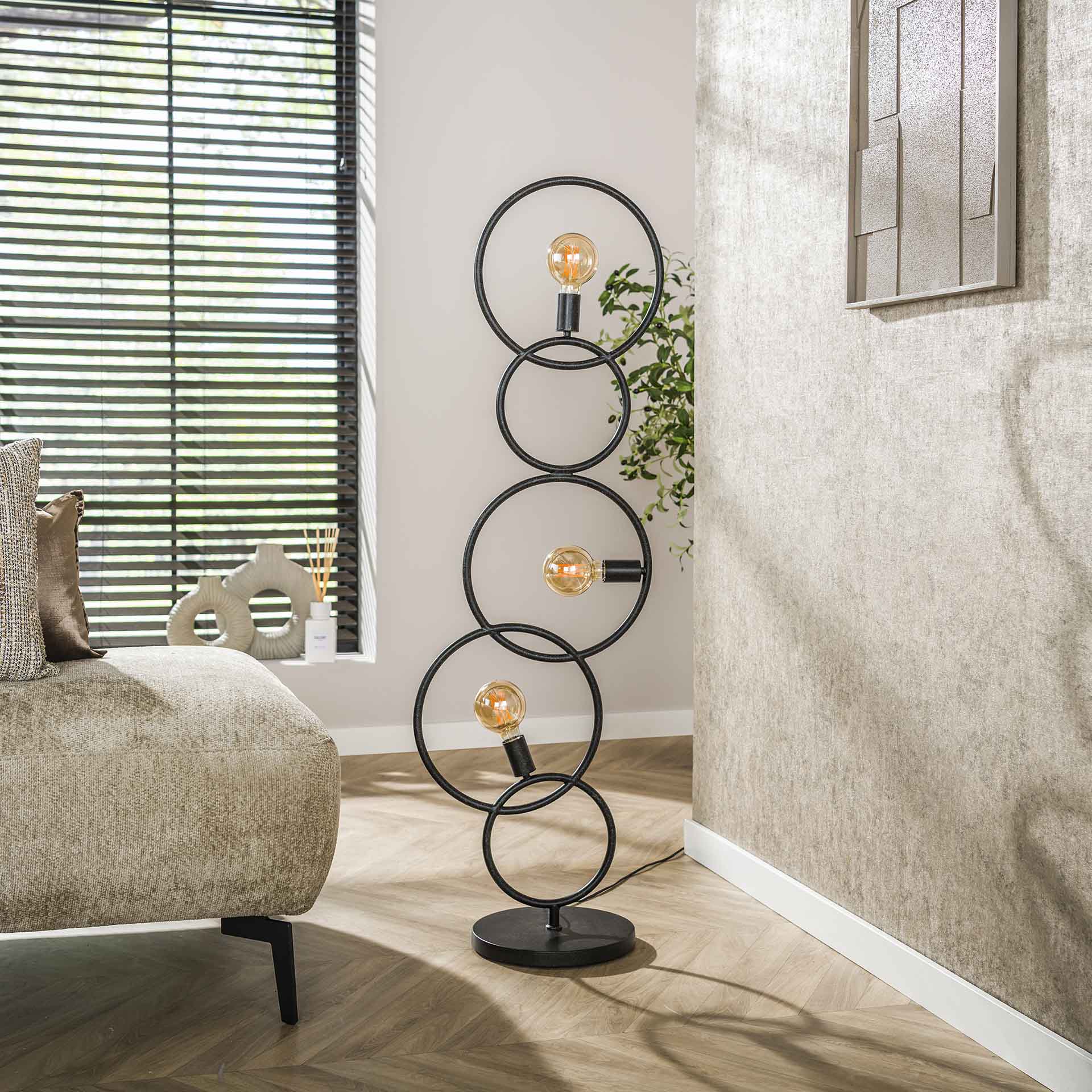 Moderne lefurn.de Stehlampe Loop mit geschwungenem Design und warmem Licht in hellem Wohnzimmer, Blick auf stilvolle Beleuchtung.