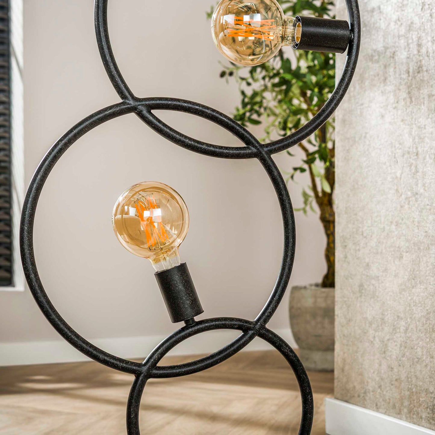 Moderne Loop Stehlampe von lefurn.de mit eleganter, geschwungener Gestaltung und warmem Licht in einem stilvollen Wohnzimmer.