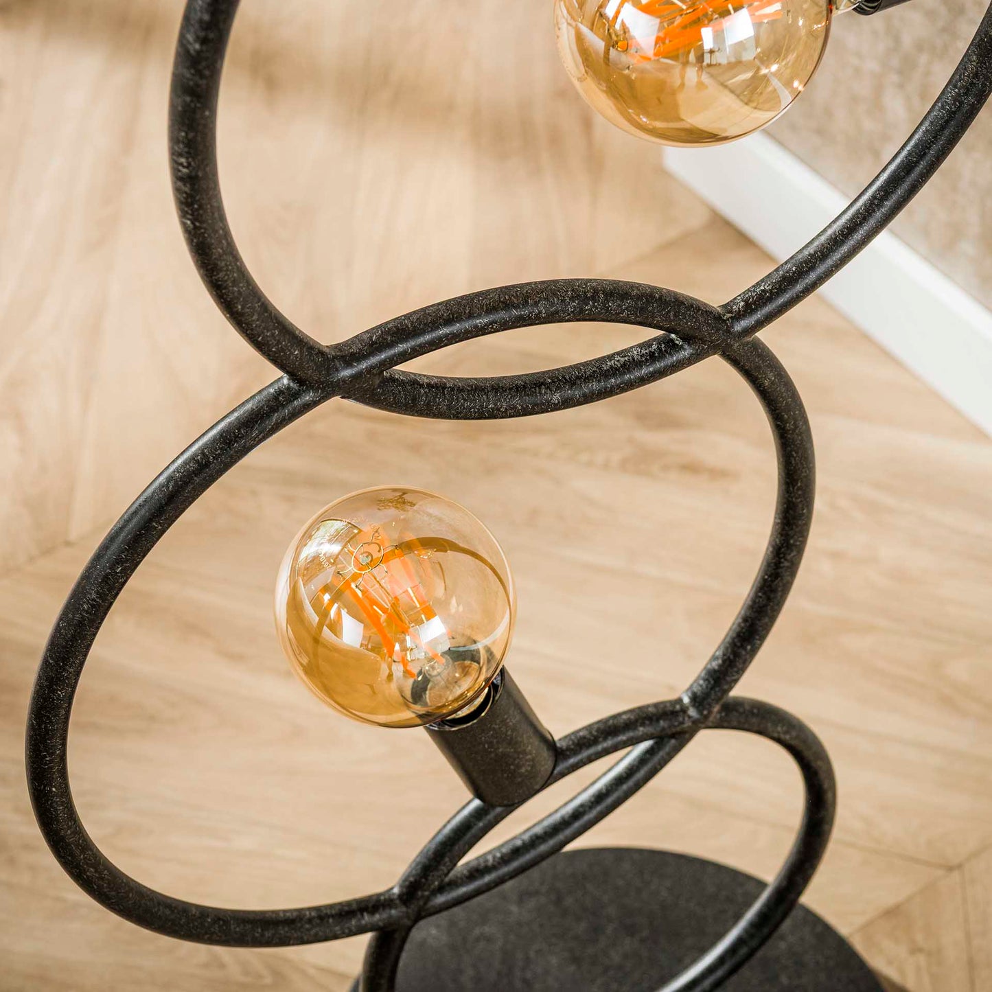 Moderne Loop Stehlampe von lefurn.de mit eleganter, gebogener Metalllampe für Wohnzimmer und Schlafzimmer, beleuchteter Raum.