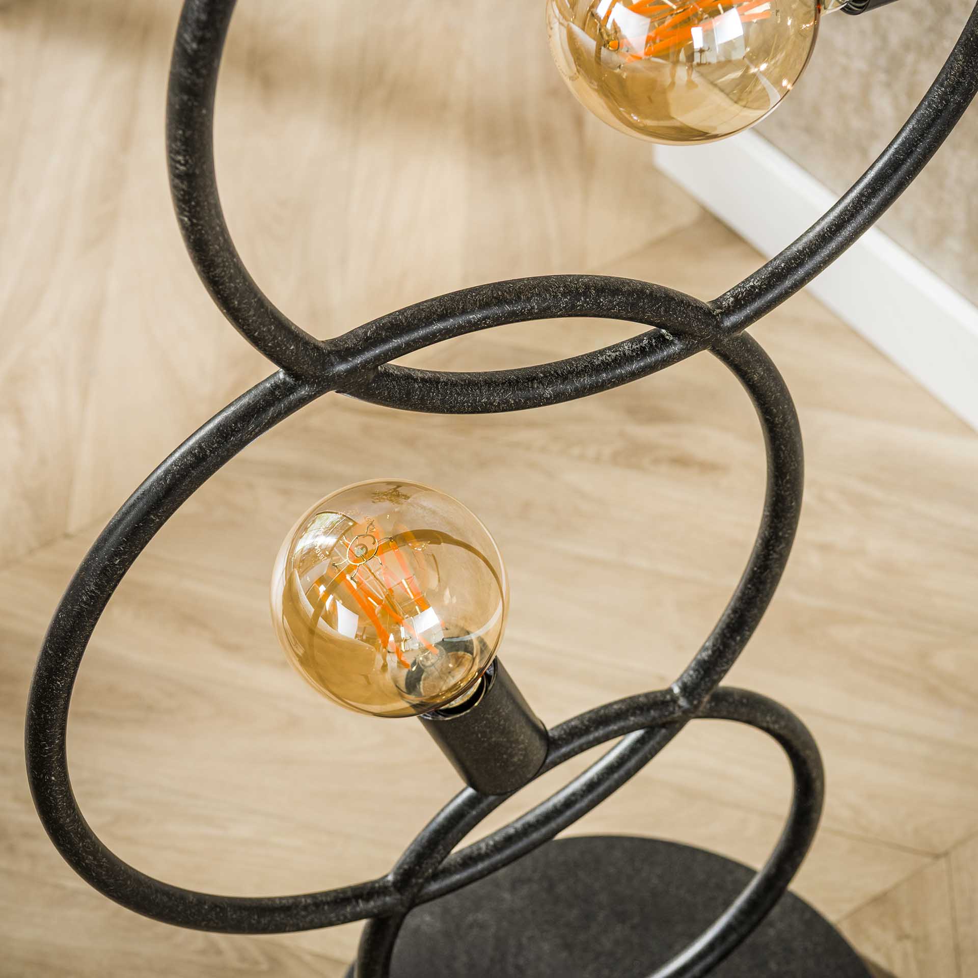 Moderne Loop Stehlampe von lefurn.de mit eleganter, gebogener Metalllampe für Wohnzimmer und Schlafzimmer, beleuchteter Raum.