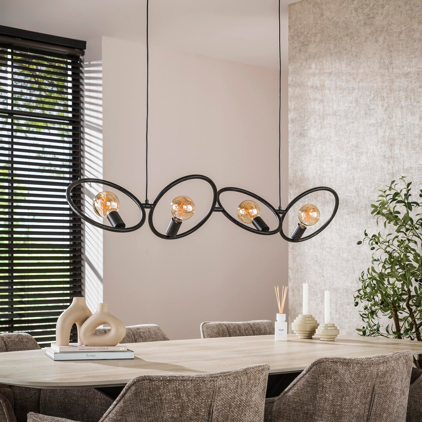 Moderne Hängelampe Loop von lefurn.de mit schwarzem Metallrahmen und klarer Glaskugel für stilvolle Beleuchtung.
