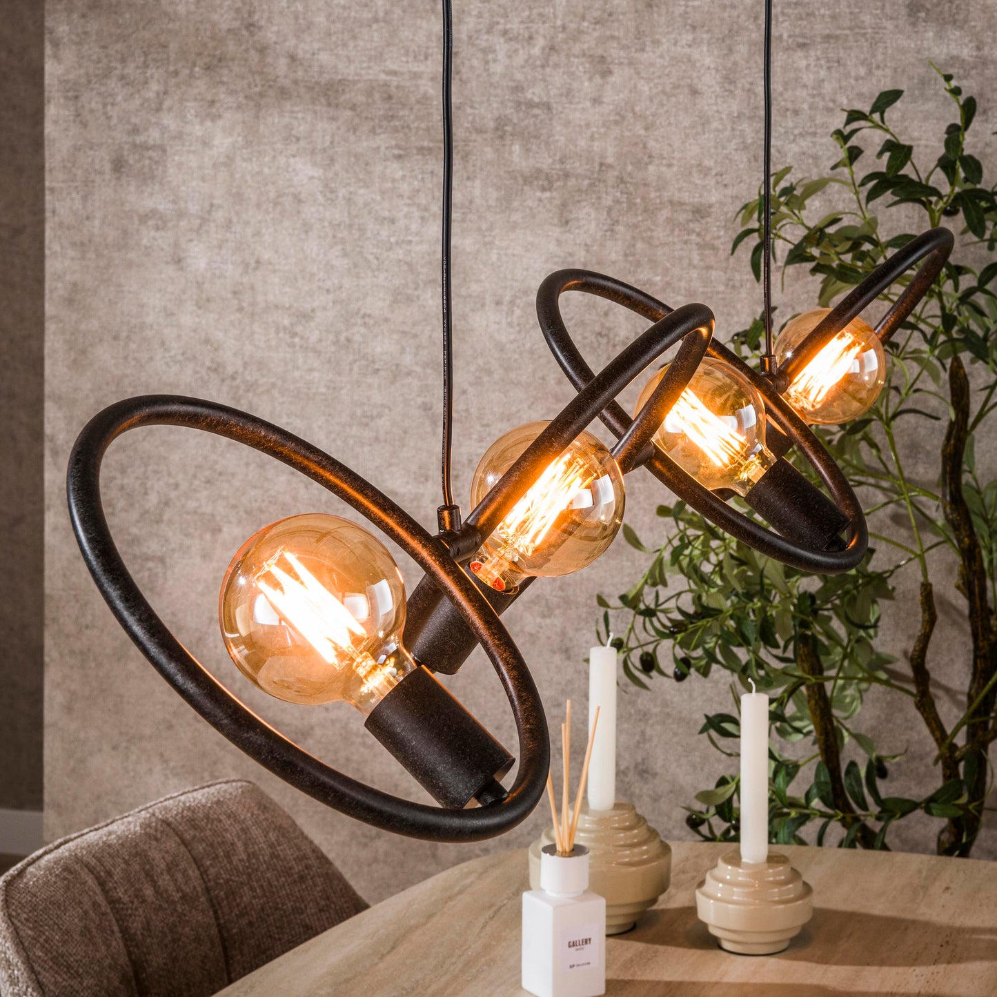Moderne Hängelampe Loop von lefurn.de mit schwarzem Metallrahmen und klarer Glaskugel, ideal für Esszimmer oder Wohnzimmer.