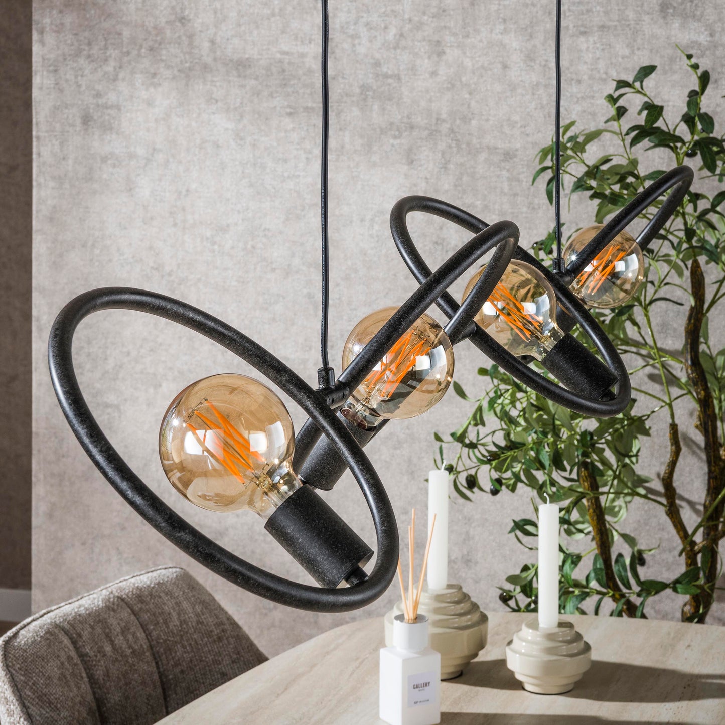 Hängelampe Loop von lefurn.de mit schwarzem Kabel und modernem Design, ideal für Esszimmer oder Wohnzimmer.