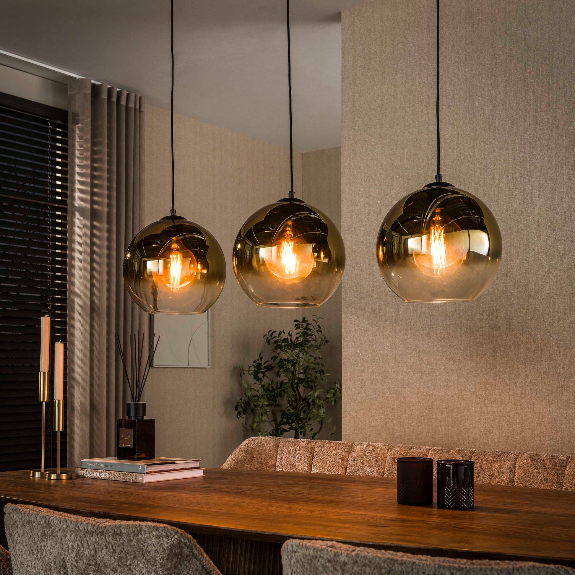 Hängeglaslampe Bubble Shaded Gold von lefurn.de, moderne goldene Hängelampe mit rundem, schirmförmigem Design.
