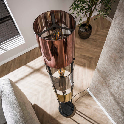 Moderne Stehlampe Lucente Tricolore von lefurn.de mit bunten Lampenschirmen und stilvollem Design, beleuchtet den Raum elegant.