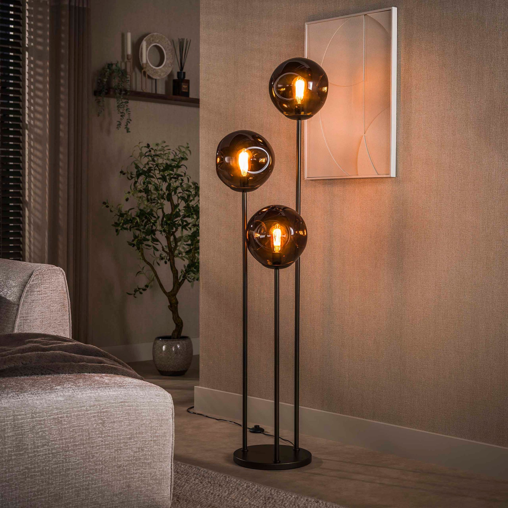 Moderne Stehlampe Stellar Sienna 3L mit elegantem Design und warmem Licht, ideal für Wohnzimmer und Schlafzimmer.