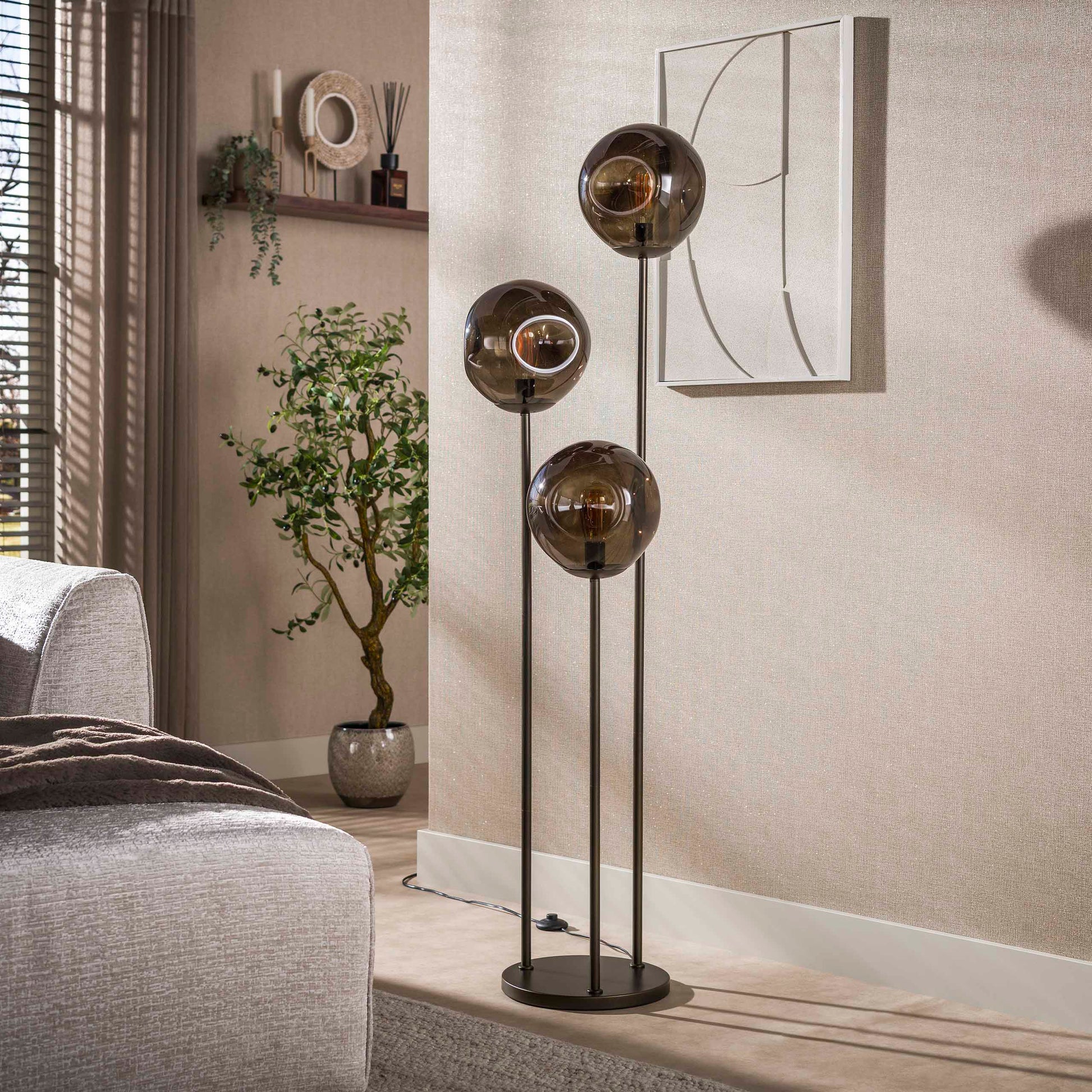 Helle Stehlampe Stellar Sienna 3L von lefurn.de mit eleganter Gestaltung und weißem Lampenschirm, ideal für Wohnzimmer.