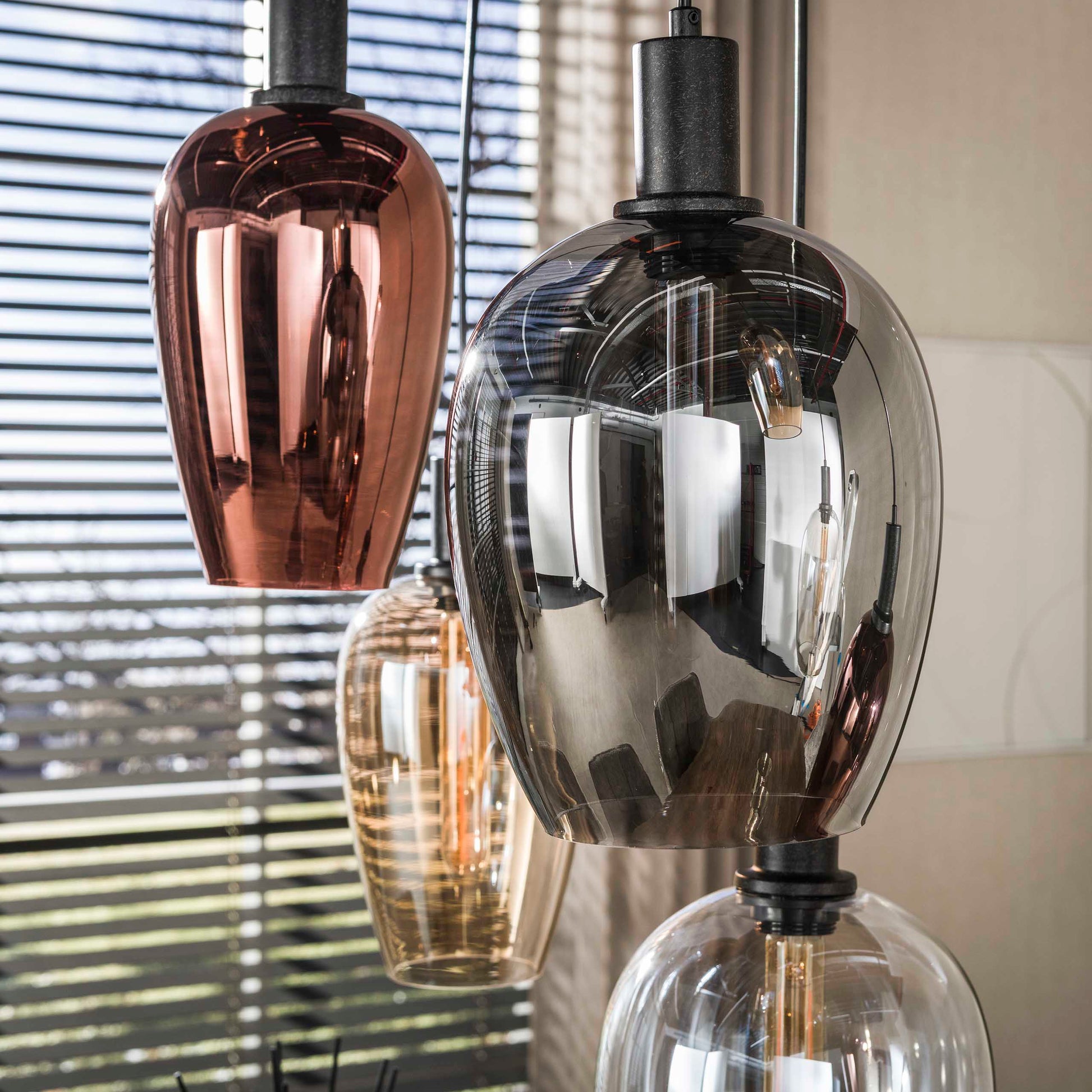 Hängelampe Amfora von lefurn.de, elegante Pendelleuchte mit gebürstetem Metall und warmem Licht, ideal für modernes Wohnambiente